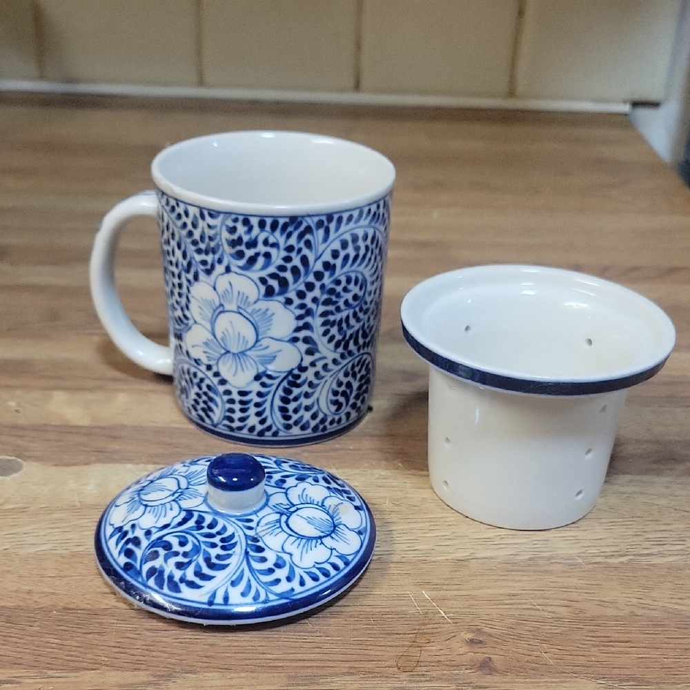 Blue and White Floral Mug with Infuser and Lid Brand New